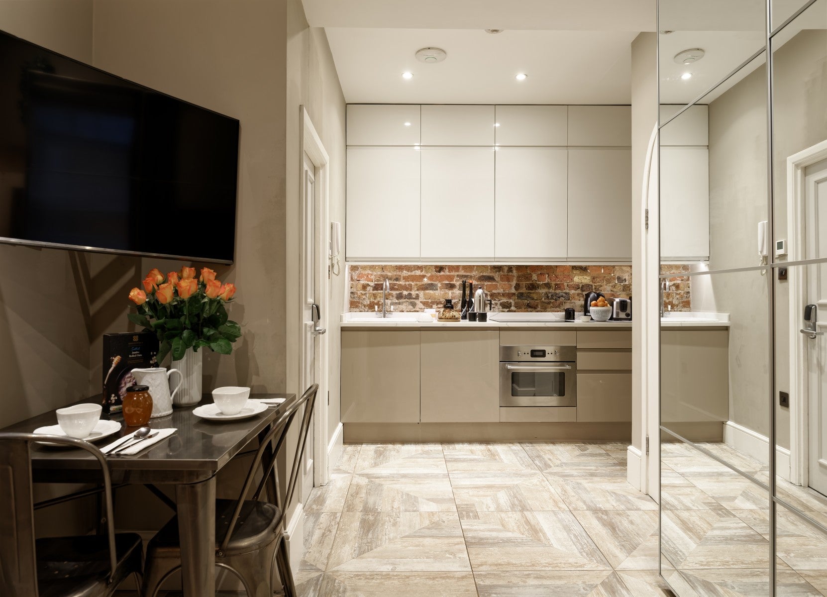 Flat Linden Gardens in Greater London