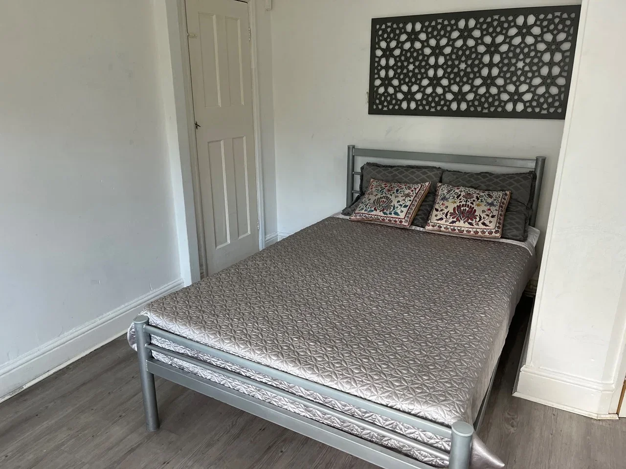 Flat Clitterhouse Road in Greater London