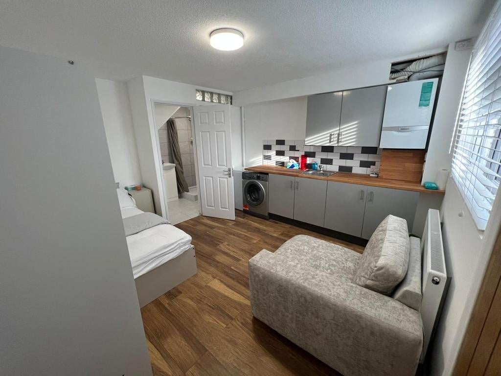 Flat Meadow Close in Greater London