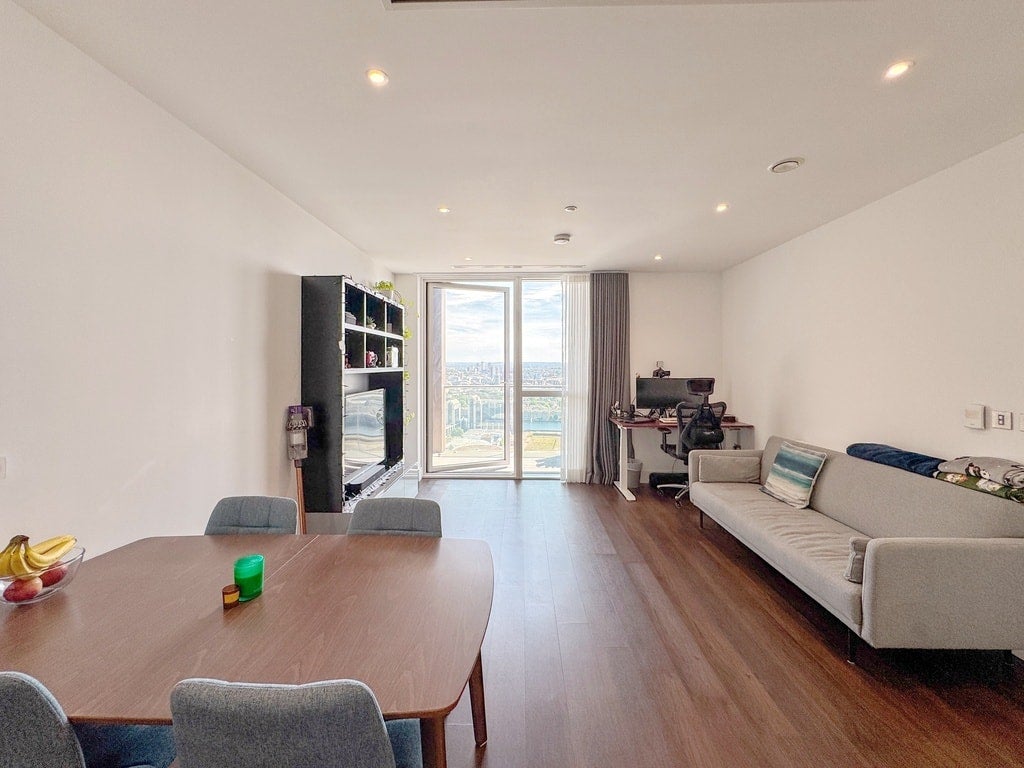 Flat Dockyard Lane in Greater London