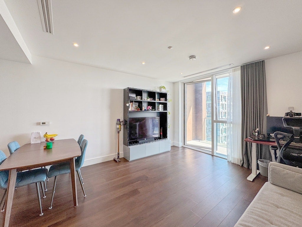 Flat Dockyard Lane in Greater London