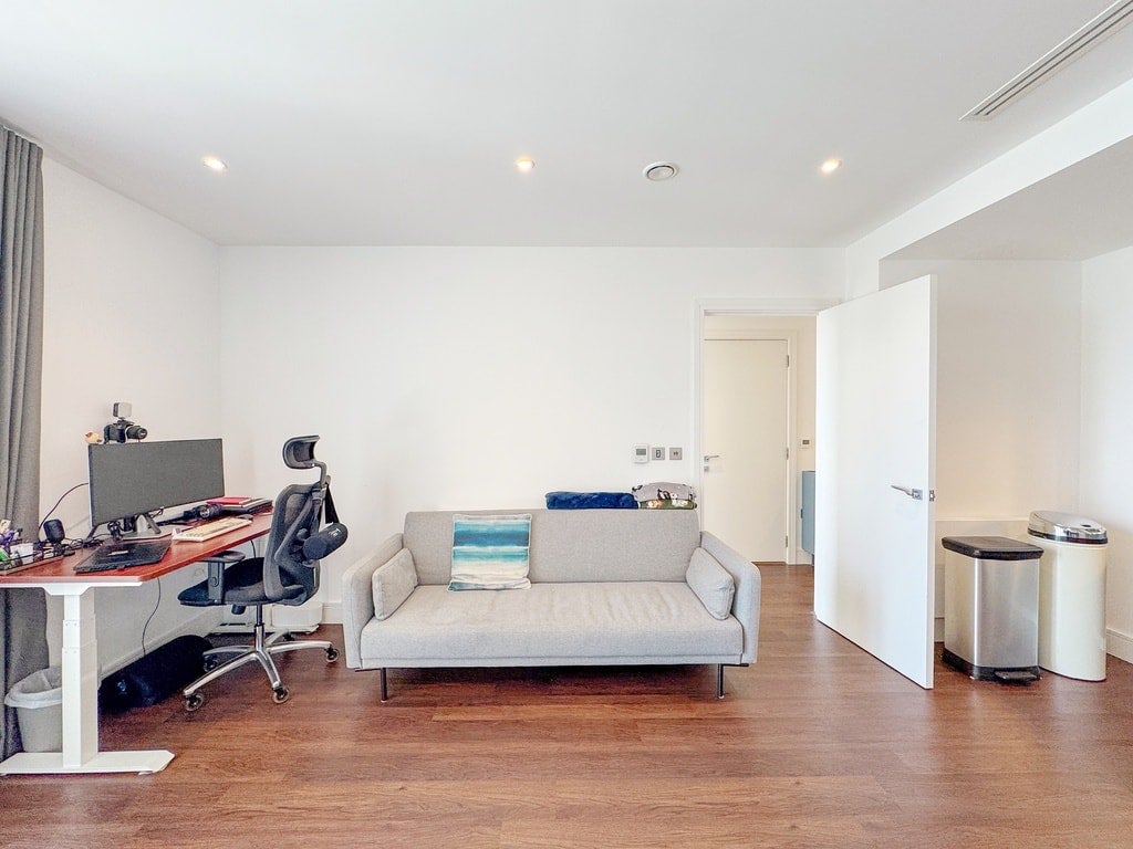 Flat Dockyard Lane in Greater London