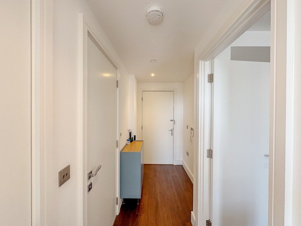 Flat Dockyard Lane in Greater London