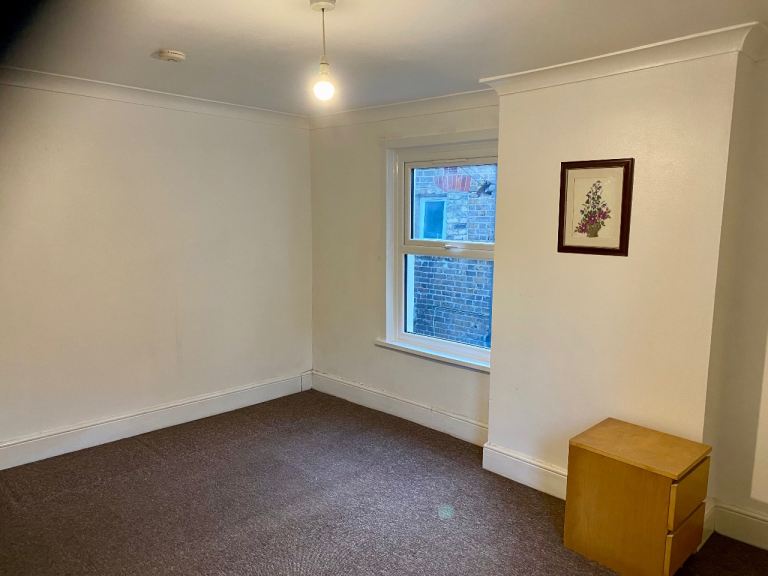 Flat Shrewsbury Road in Greater London