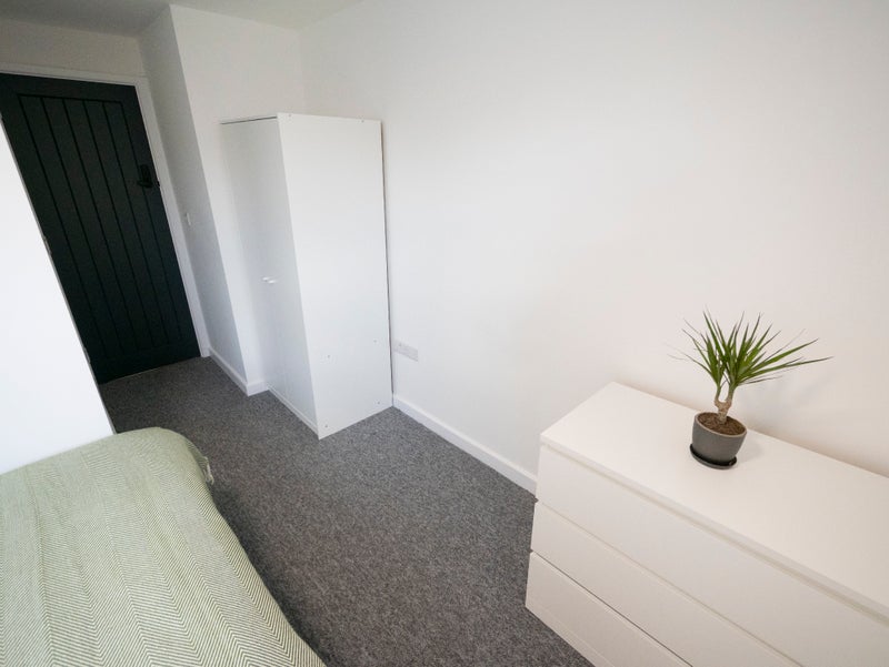 Room Bath Road in Bristol