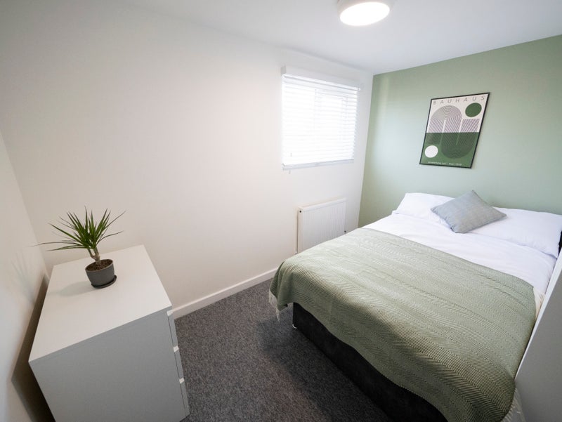Room Bath Road in Bristol