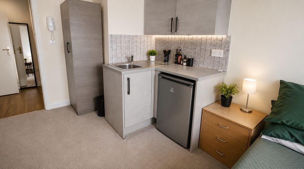 Room St Edmunds Close in Greater London