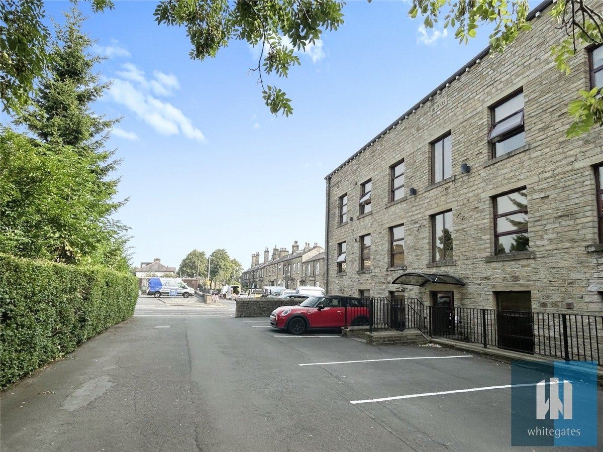 Flat Hollin Avenue in Kirklees