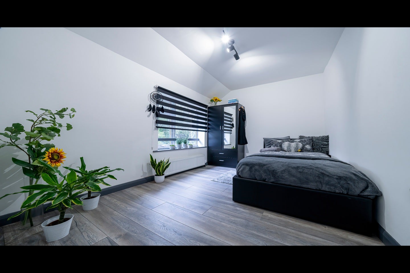 Room Cranmore Road in Greater London