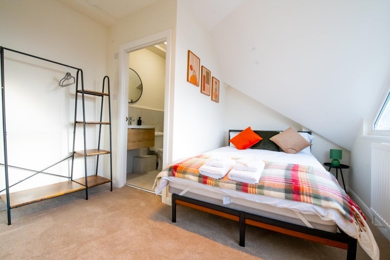 Room Bennett Road in Leeds