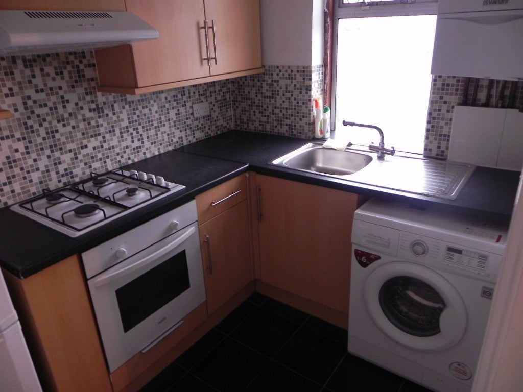 Flat Melrose Avenue in Greater London