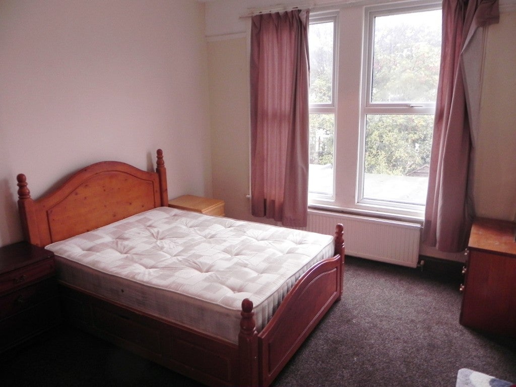 Flat Melrose Avenue in Greater London