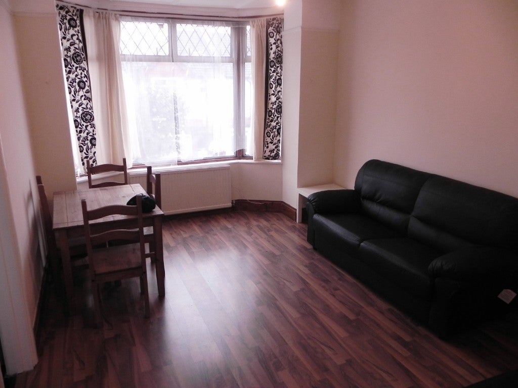 Flat Melrose Avenue in Greater London