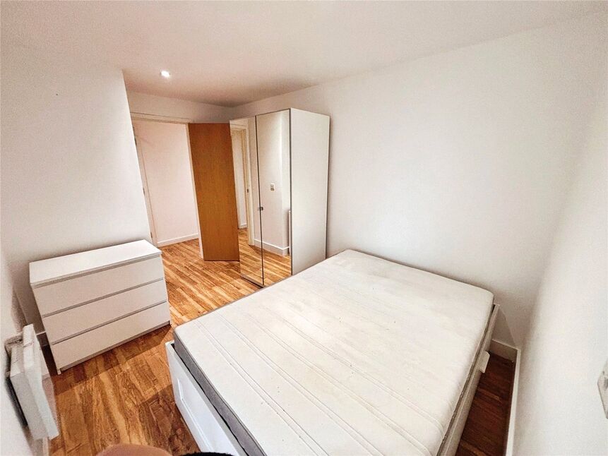 Flat Elmira Way in Salford