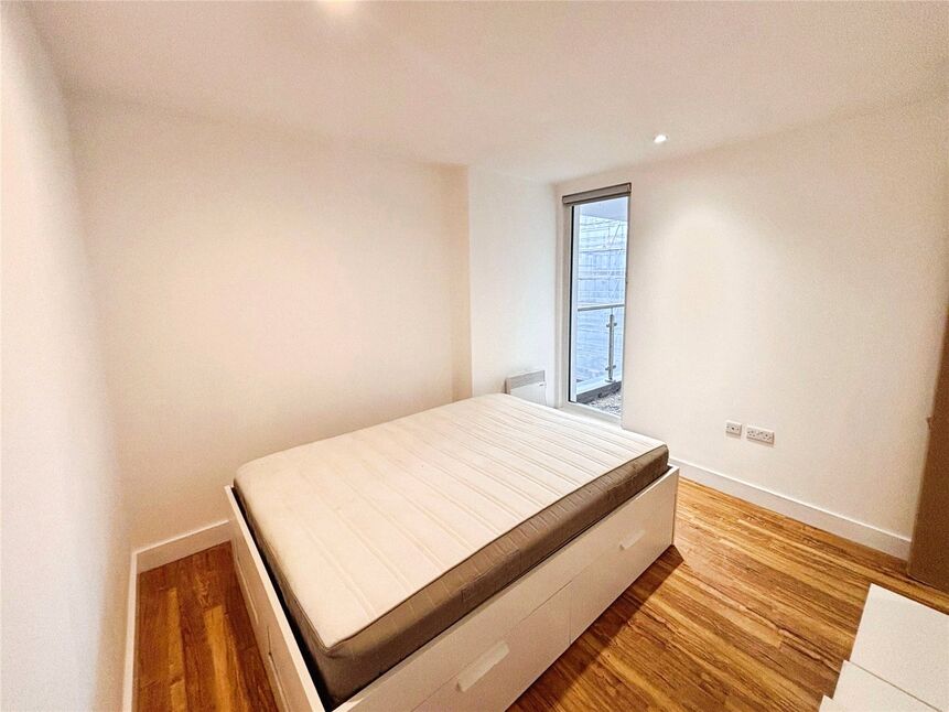 Flat Elmira Way in Salford