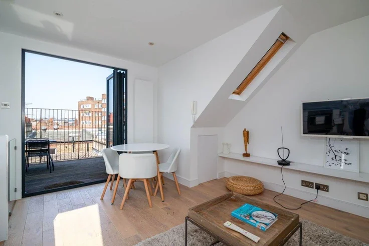 Flat Comeragh Road in Greater London