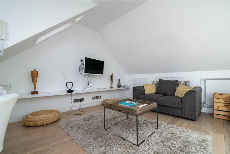 Flat Comeragh Road in Greater London