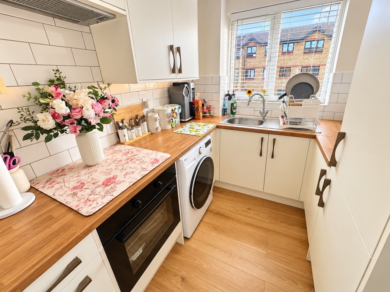 Flat Vignoles Road in Greater London