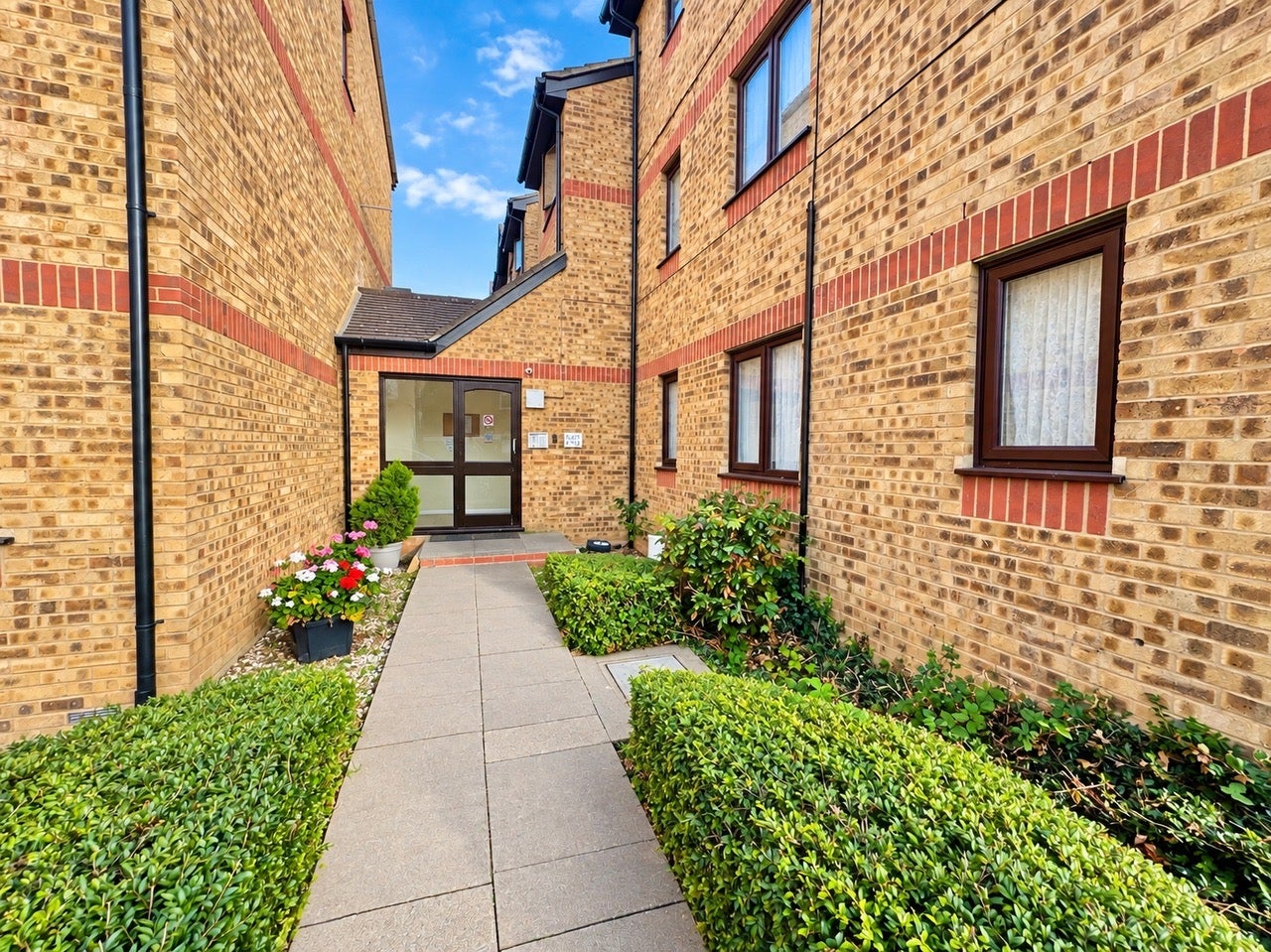 Flat Vignoles Road in Greater London