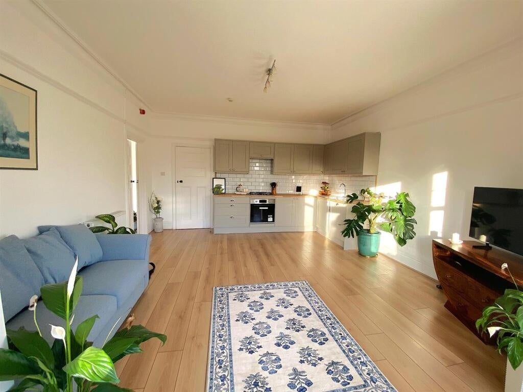 Flat De La Warr Road in Rother