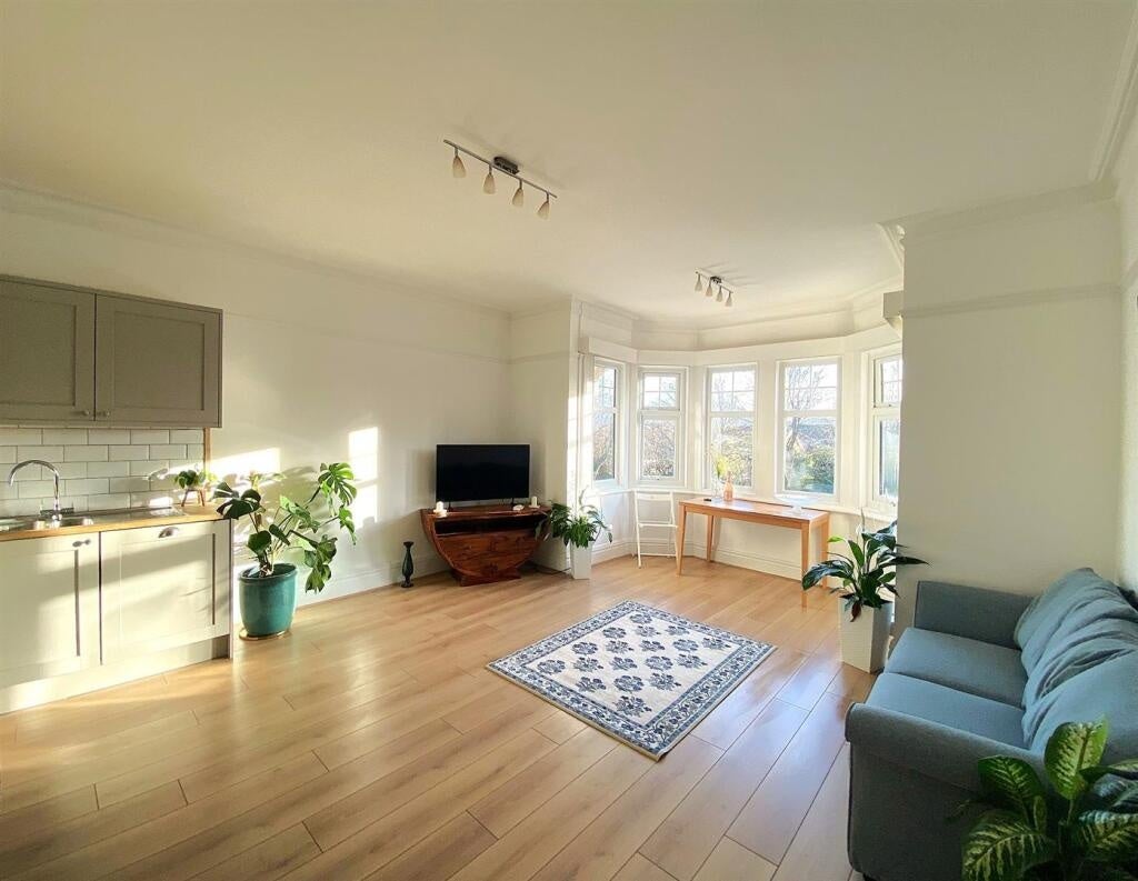 Flat De La Warr Road in Rother