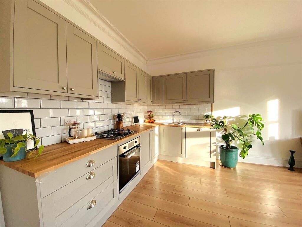 Flat De La Warr Road in Rother