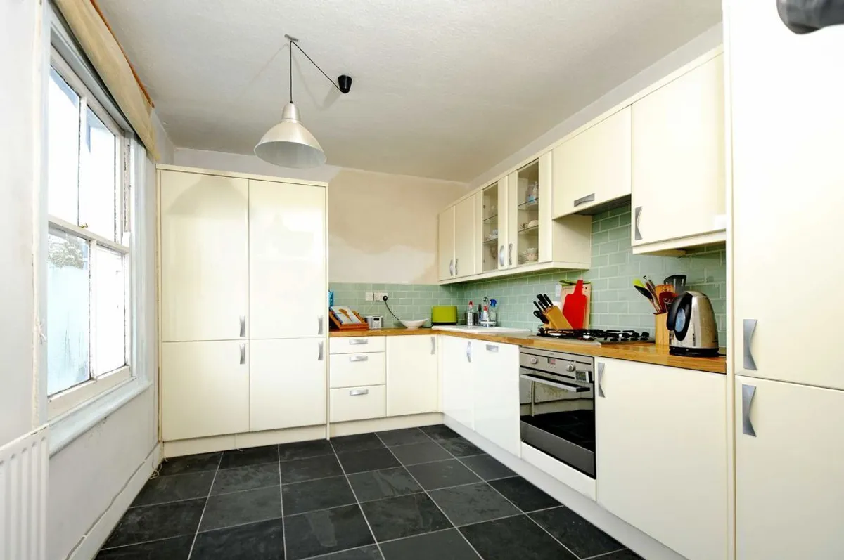 Flat Dafforne Road in Greater London