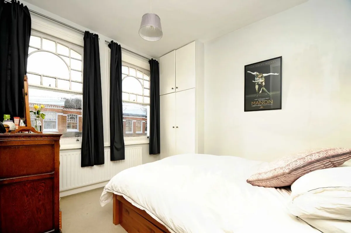 Flat Dafforne Road in Greater London
