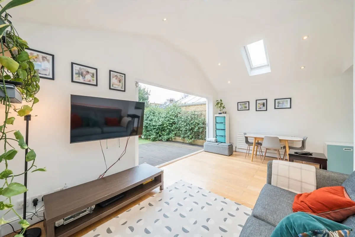 Flat Claremont Road in Greater London