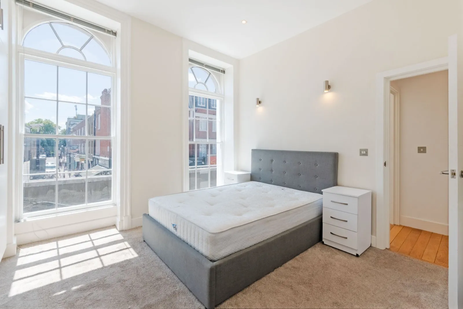 Flat Chapel Market in Greater London
