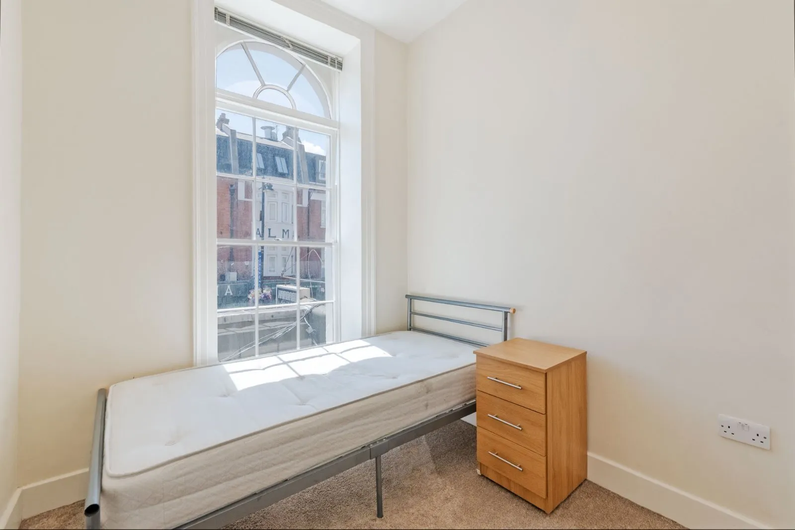 Flat Chapel Market in Greater London