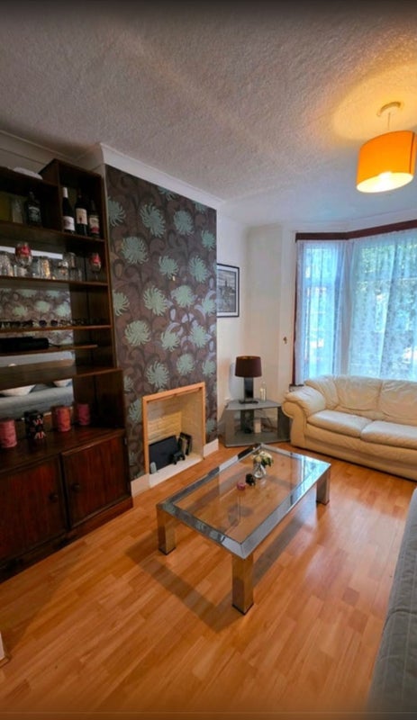 Room Stirling Road in Greater London