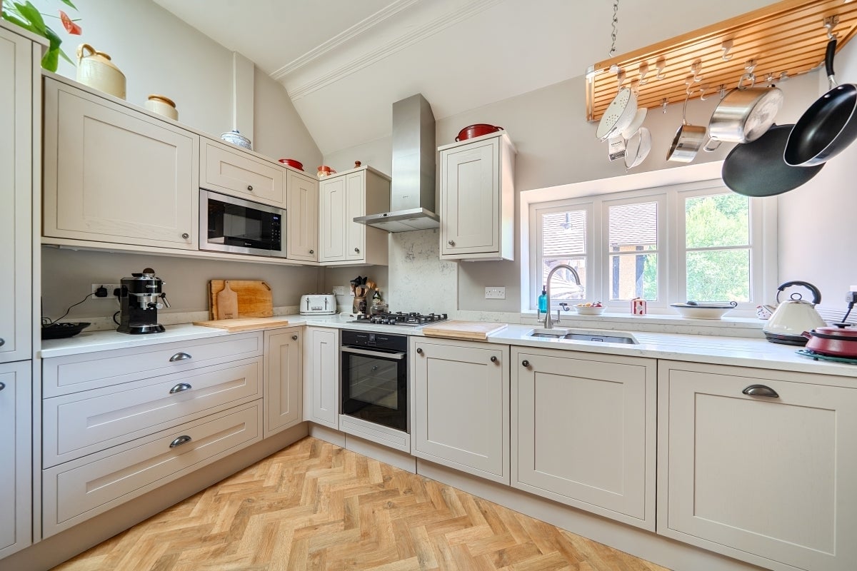 Flat Horsham Road in Horsham