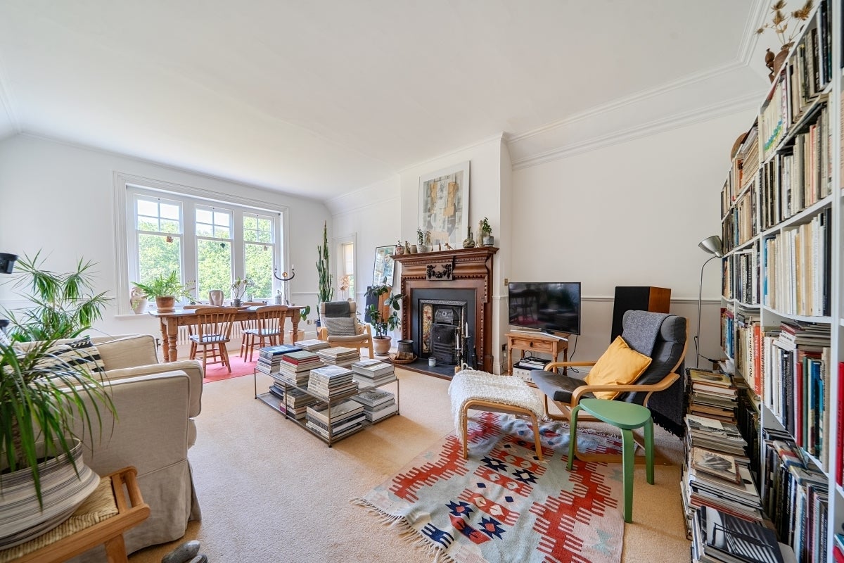Flat Horsham Road in Horsham
