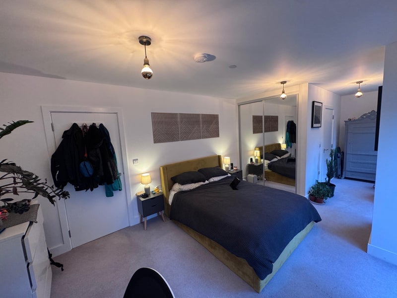 Room Worsopp Drive in Greater London