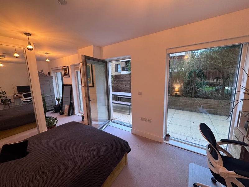 Room Worsopp Drive in Greater London