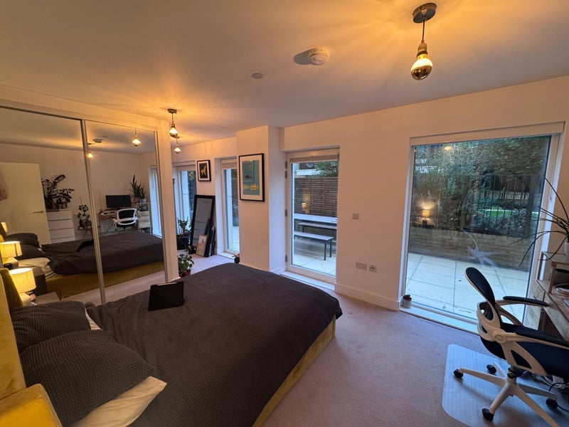 Room Worsopp Drive in Greater London