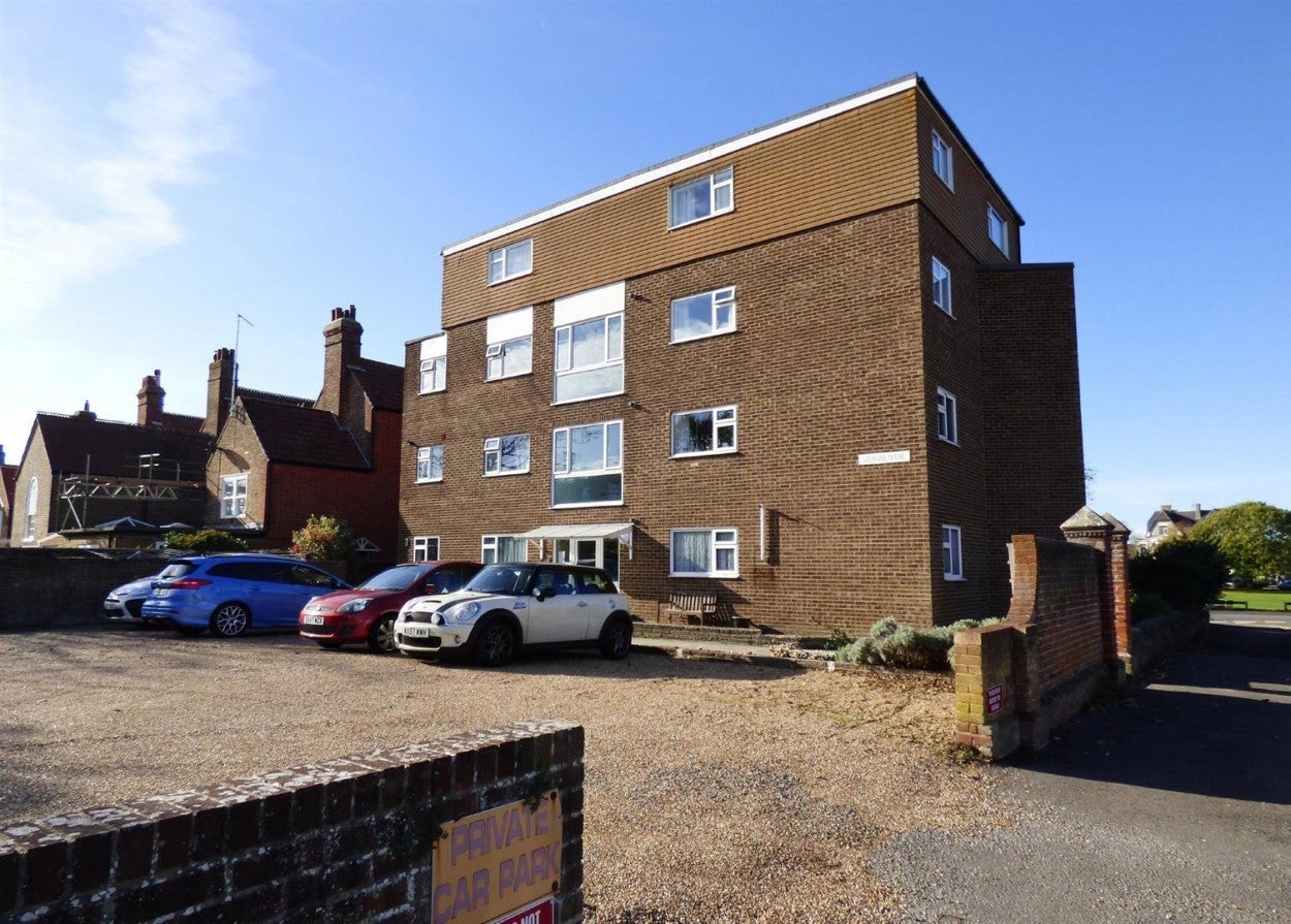 Flat Granville Road in Arun