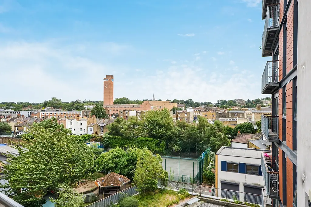 Flat Tarves Way in Greater London