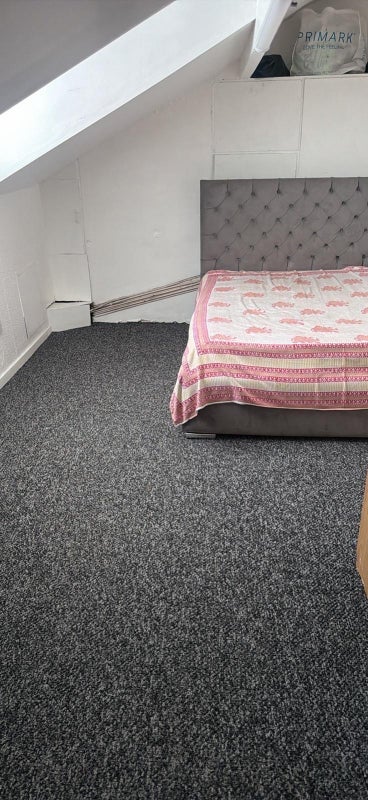 Room Conway Place in Leeds