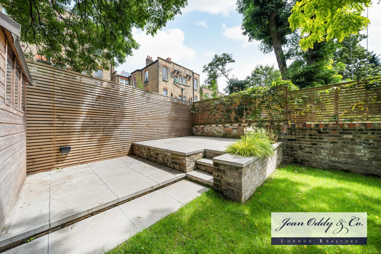 Flat Primrose Gardens in Greater London