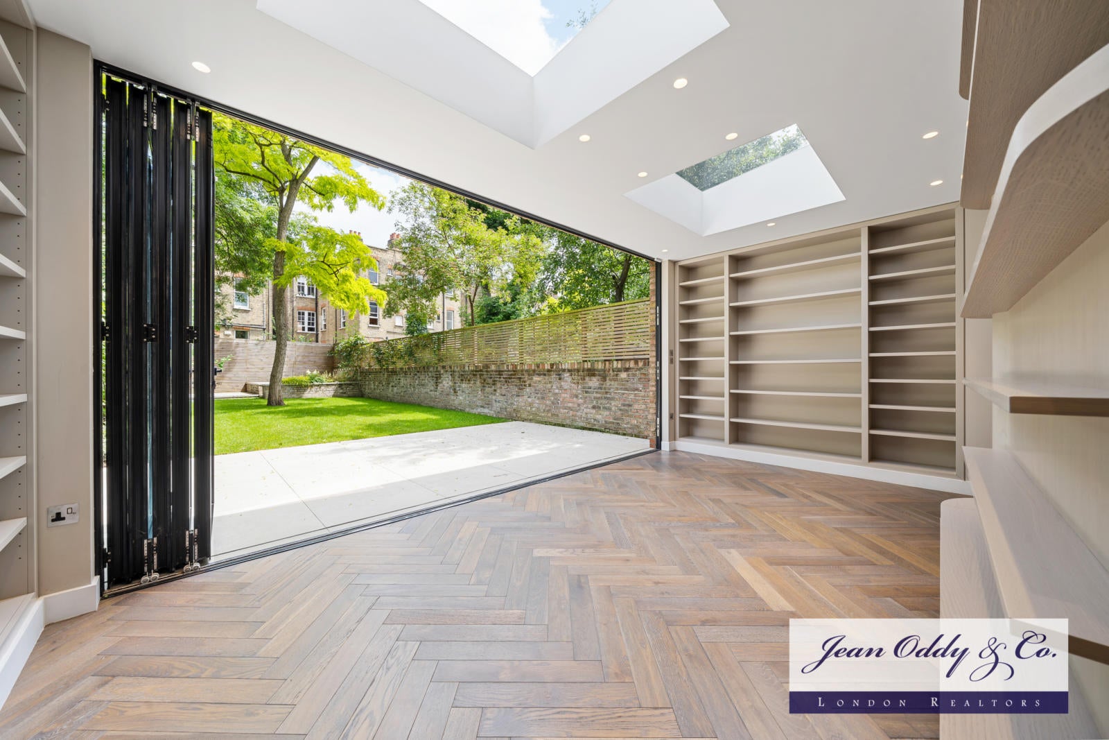 Flat Primrose Gardens in Greater London