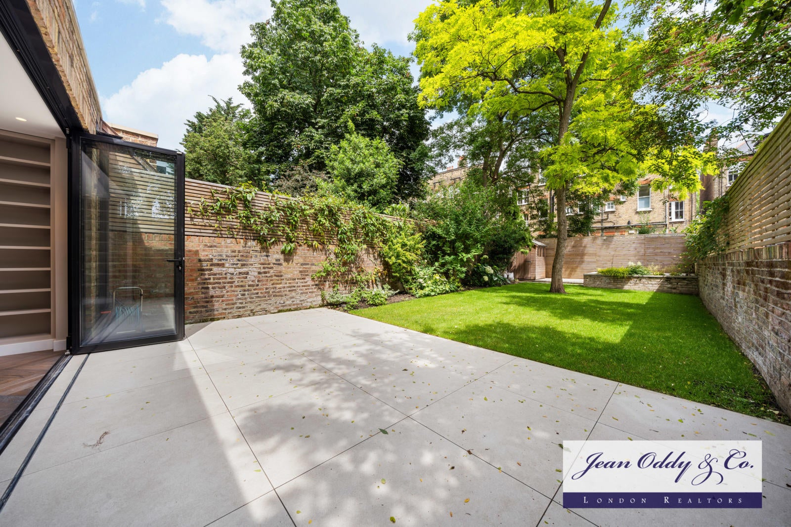 Flat Primrose Gardens in Greater London
