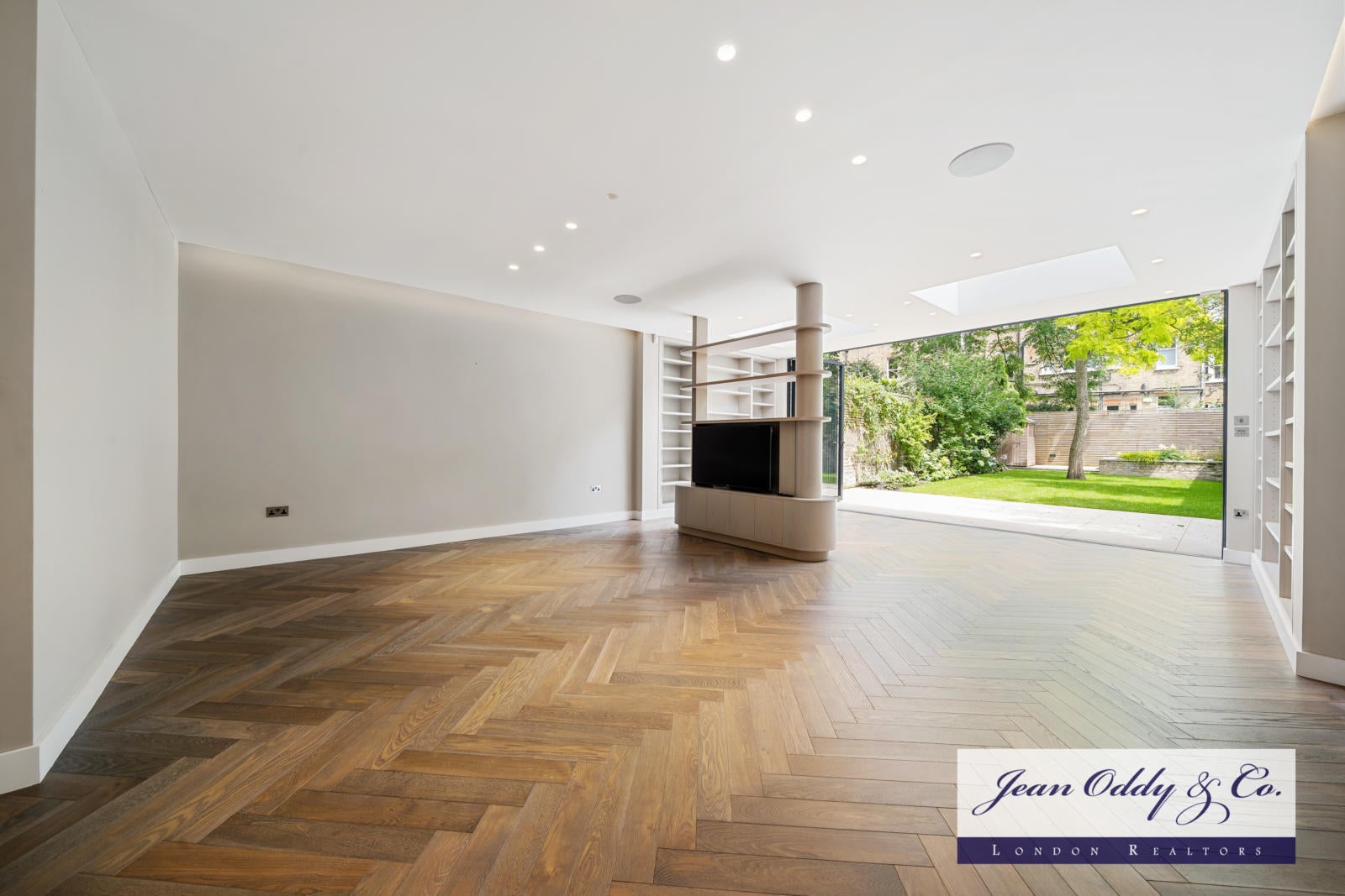 Flat Primrose Gardens in Greater London