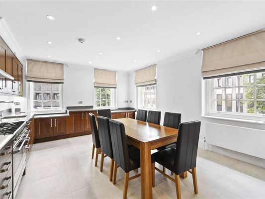 Flat Kensington High Street in Greater London