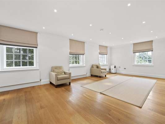 Flat Kensington High Street in Greater London