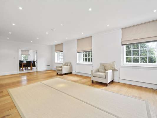 Flat Kensington High Street in Greater London