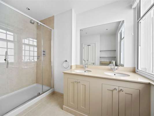 Flat Kensington High Street in Greater London