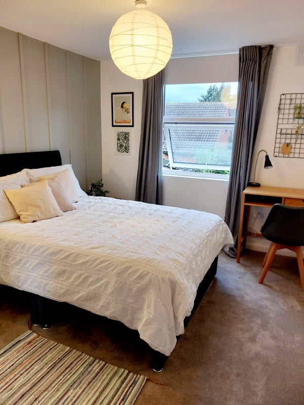 Room Queen's Grove Road in Greater London