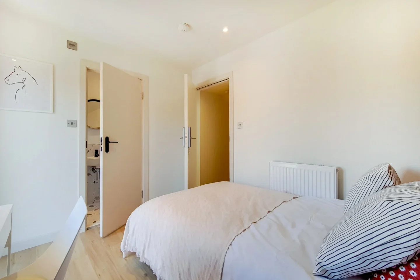 Room Hardman Road in Greater London
